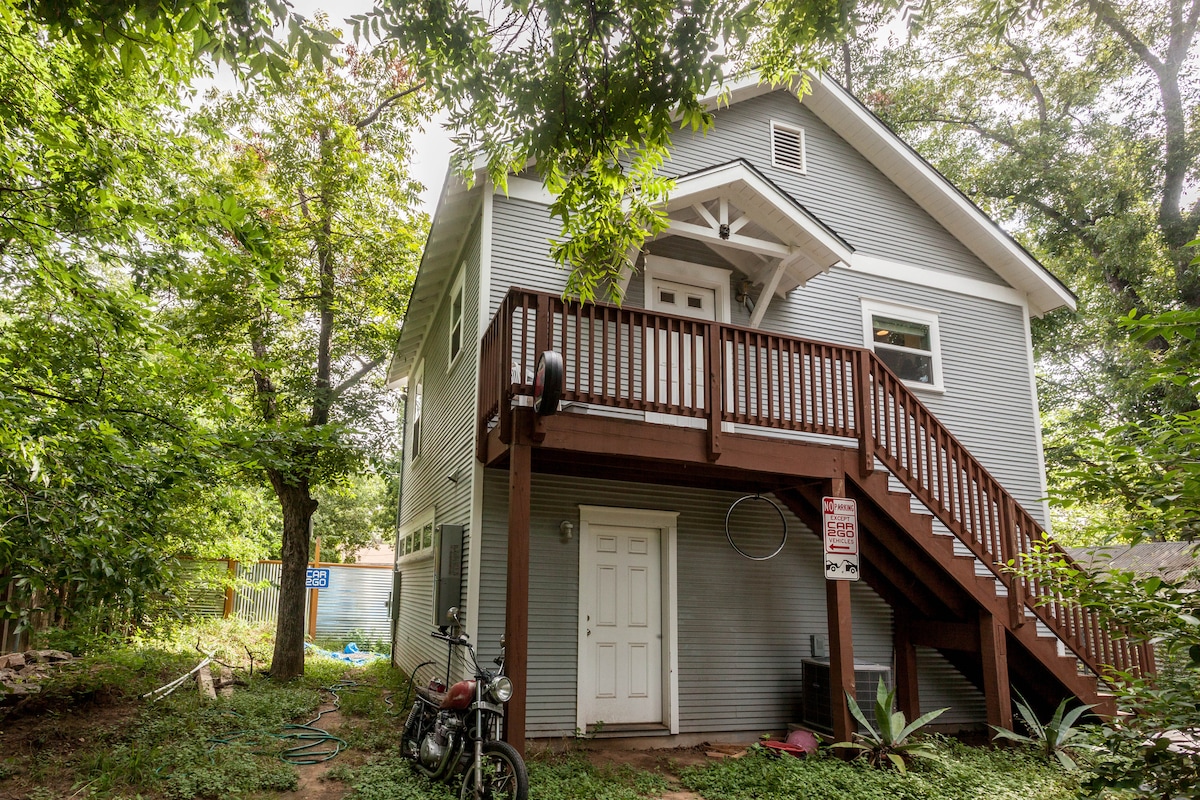 Private garage apt in the heart of East Austin!