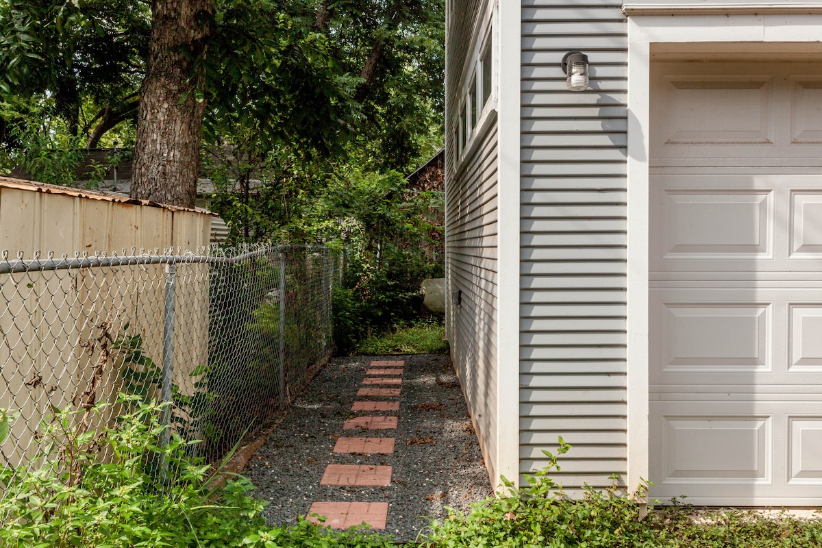 Private garage apt in the heart of East Austin!