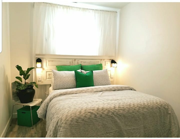 Ოთახი 103, ქვედა დონე/ ბაღი.