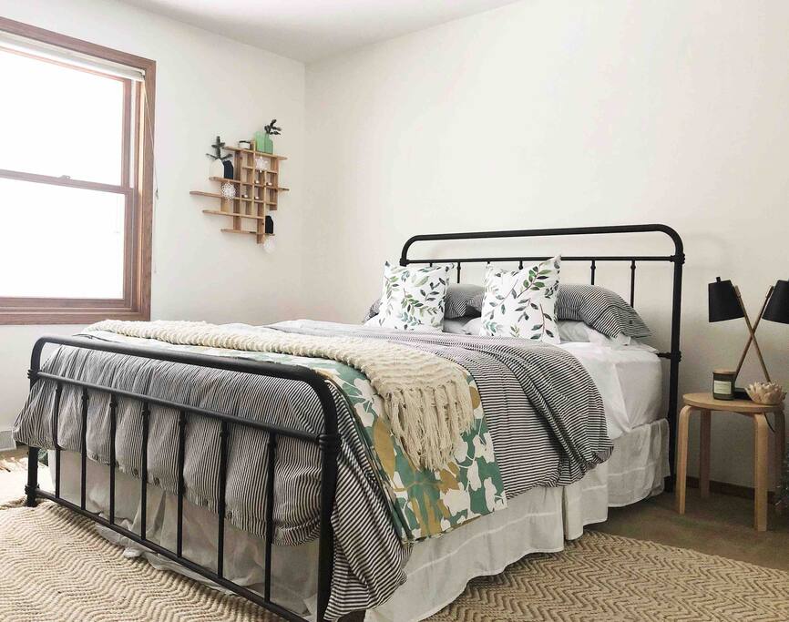 Bedroom 2 - Queen Bed