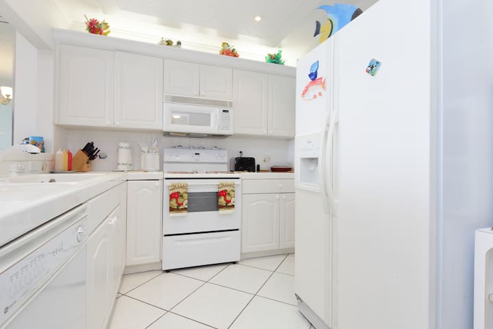 Gorgeous Oceanfront 2/2 Condo 1506 gallery image 3