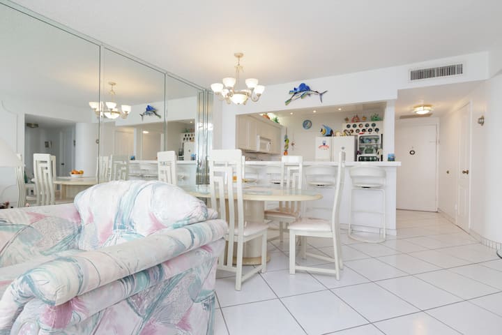 Gorgeous Oceanfront 2/2 Condo 1506 gallery image 4