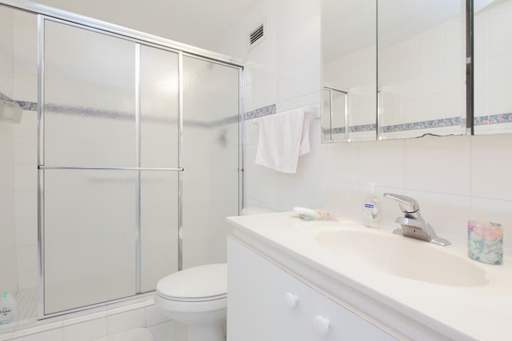 Gorgeous Oceanfront 2/2 Condo 1506 gallery image 5