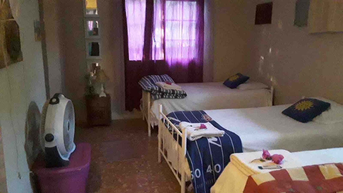 Spavaća soba br. 2; bračni krevet i dva blizanca