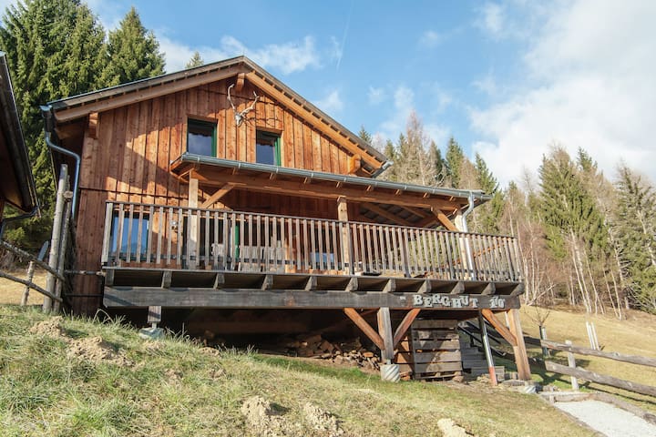 Legno Arredate con gusto licenziato chalet, splendidamente situato sul bordo