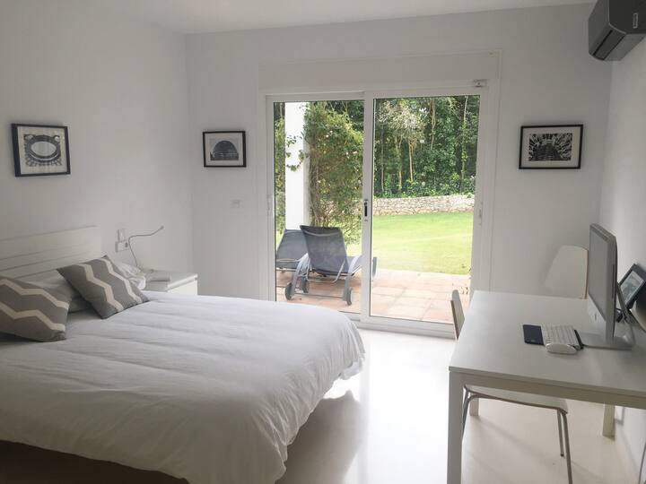 Suite with access to garden from lower ground floor