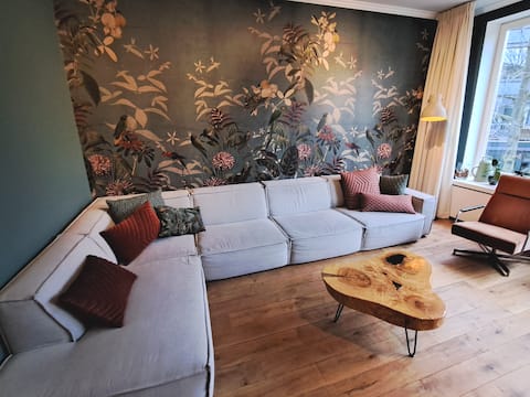 Popular Airbnb listing: Familyhouse close to center & garden/roof terrace. in Nieuwe Westen