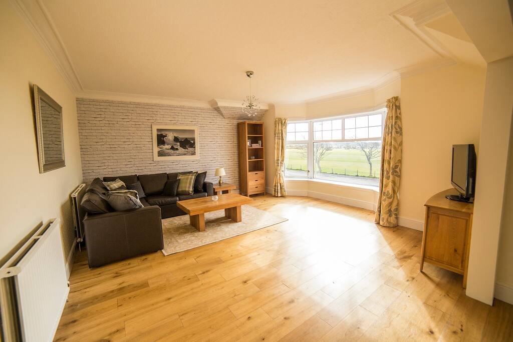 Spacious lounge