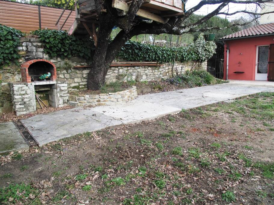 coin barbecue et terasse exterieure à l'ombre du chêne centenaire