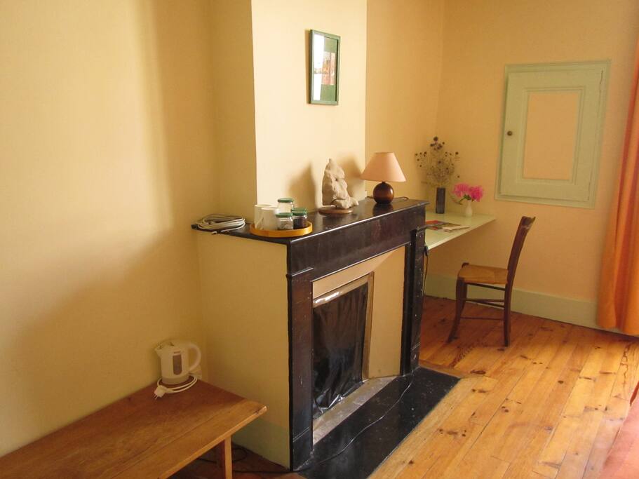 Chambre avec un coin bureau et de quoi se préparer une boisson chaude