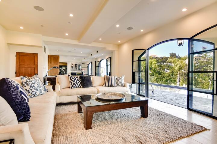 Luxury Modern Hollywood Hills Villa gallery image 5