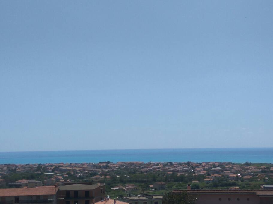 Al mattino, appena svegli, è ritemprante fare colazione, mangiando una brioche al cioccolato (del forno distante solo pochi metri),e godersi questa splendida vista.