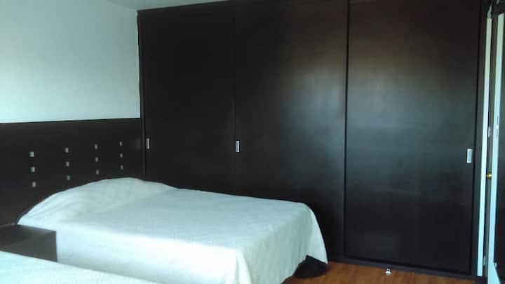 Velika spavaća soba s dva bračna kreveta i privatnom kupaonicom!