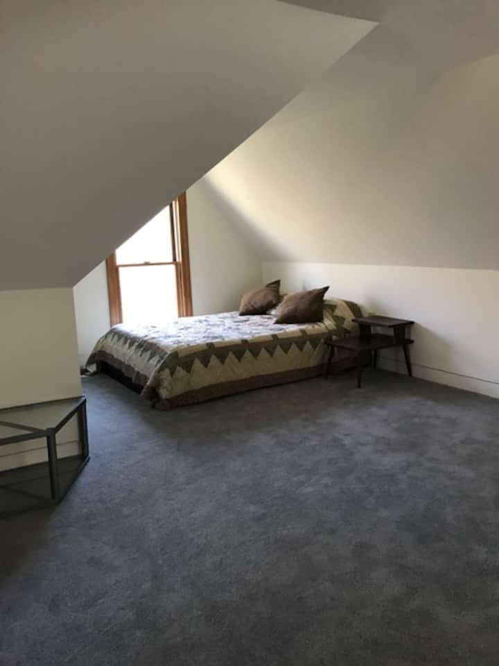 Მძინარე ლოფტში სამი საწოლია. Ეს არის სრული ზომის საწოლი #1.