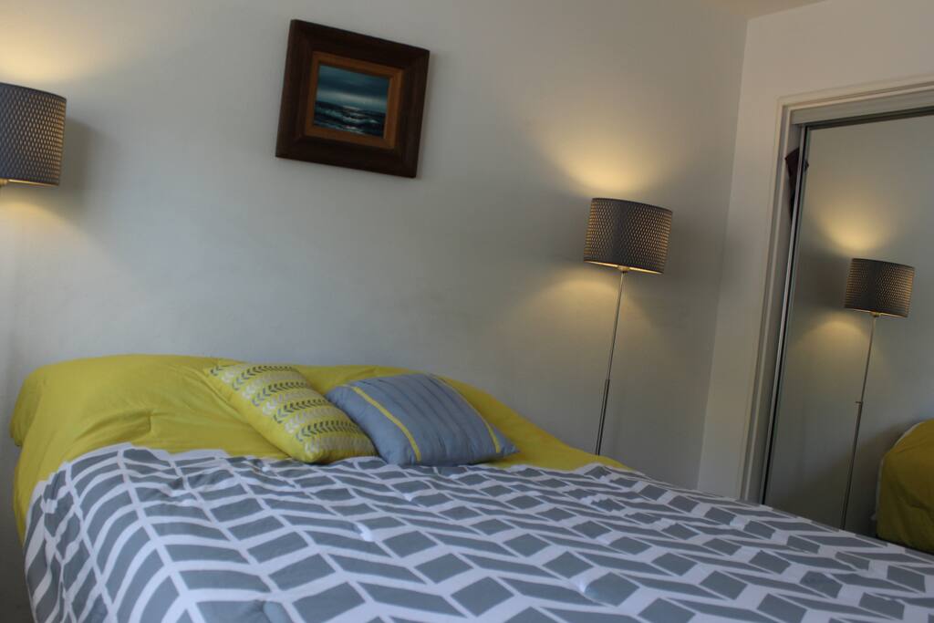 Bedroom with tempurpedic bed, adjustable firmness.