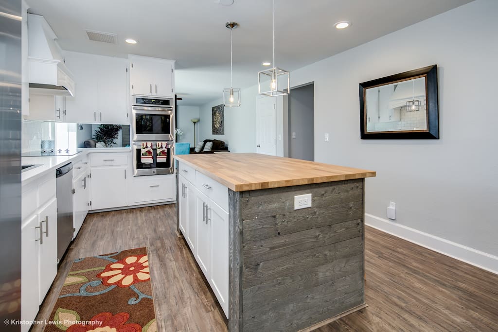 Double oven, range, washer. Everything you need for a fully functioning kitchen to prepare meals while your in town.