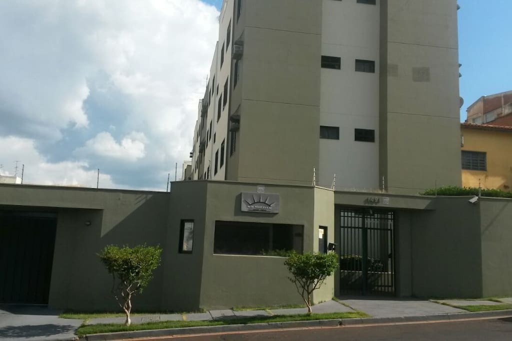 Entrada com portaria 24 horas e com portão eletrônico.