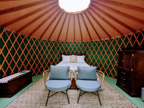 Yurt #1 Glamping/Lake View/Goats/Blue Grass Farm