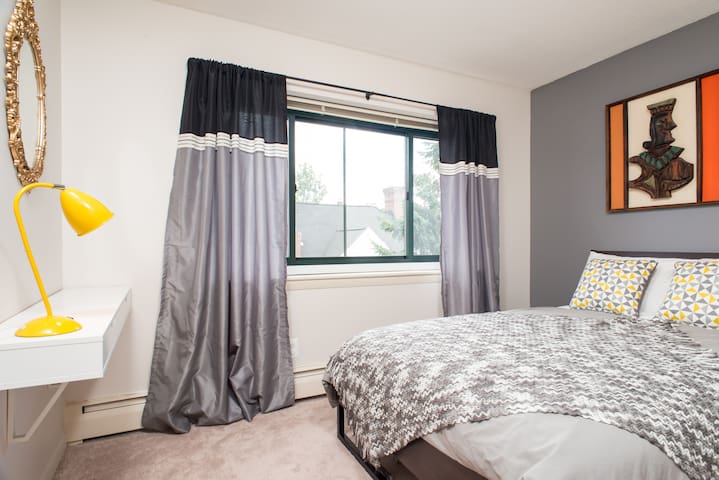 In Harvard Square Walk to MIT 2 Bedroom gallery image 3