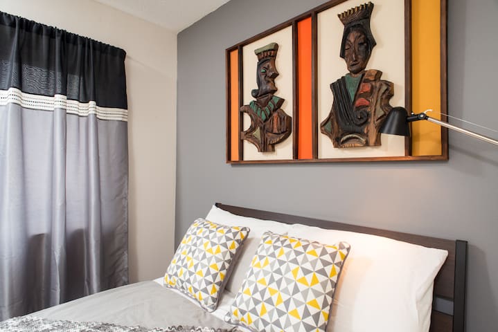 In Harvard Square Walk to MIT 2 Bedroom gallery image 2
