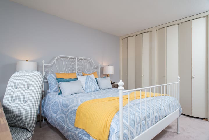 In Harvard Square Walk to MIT 2 Bedroom