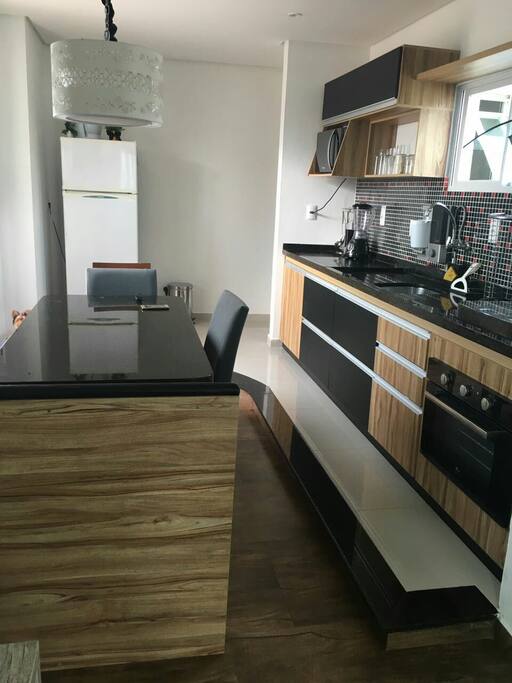 Cozinha equipada com micro-ondas e forno elétrico