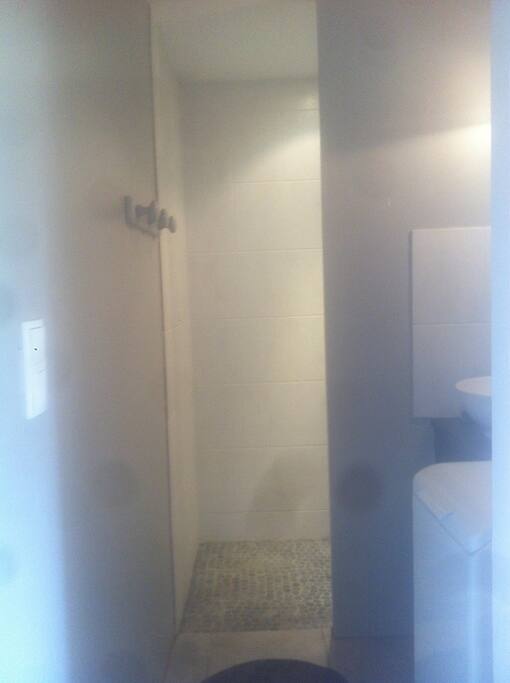 Salle d'eau semi-privée (douche à l'italienne)