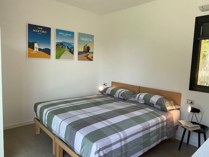 בדירה יש מיטה זוגית בגודל 180x200 ס"מ  עם מזרן אורטופדי בגודל 25 ס"מ.
מהמיטה יש נוף לבריכה ולגינה שמסביב. 