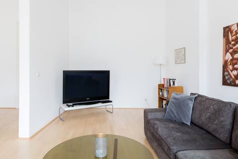 Top Airbnb: Sunny and spacious 2-bedroom flat (2BR+AC) in Landstraße