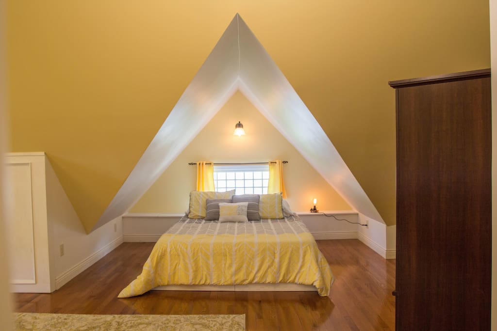 The split queen under the east gable can be configured as one queen or two narrow twin beds.