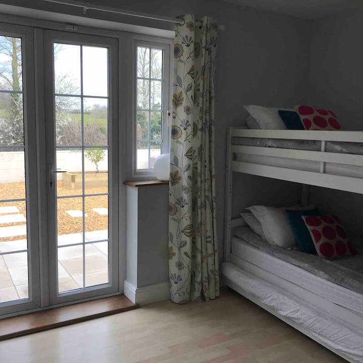 חדר שינה 3 (אפשר לישון 4)