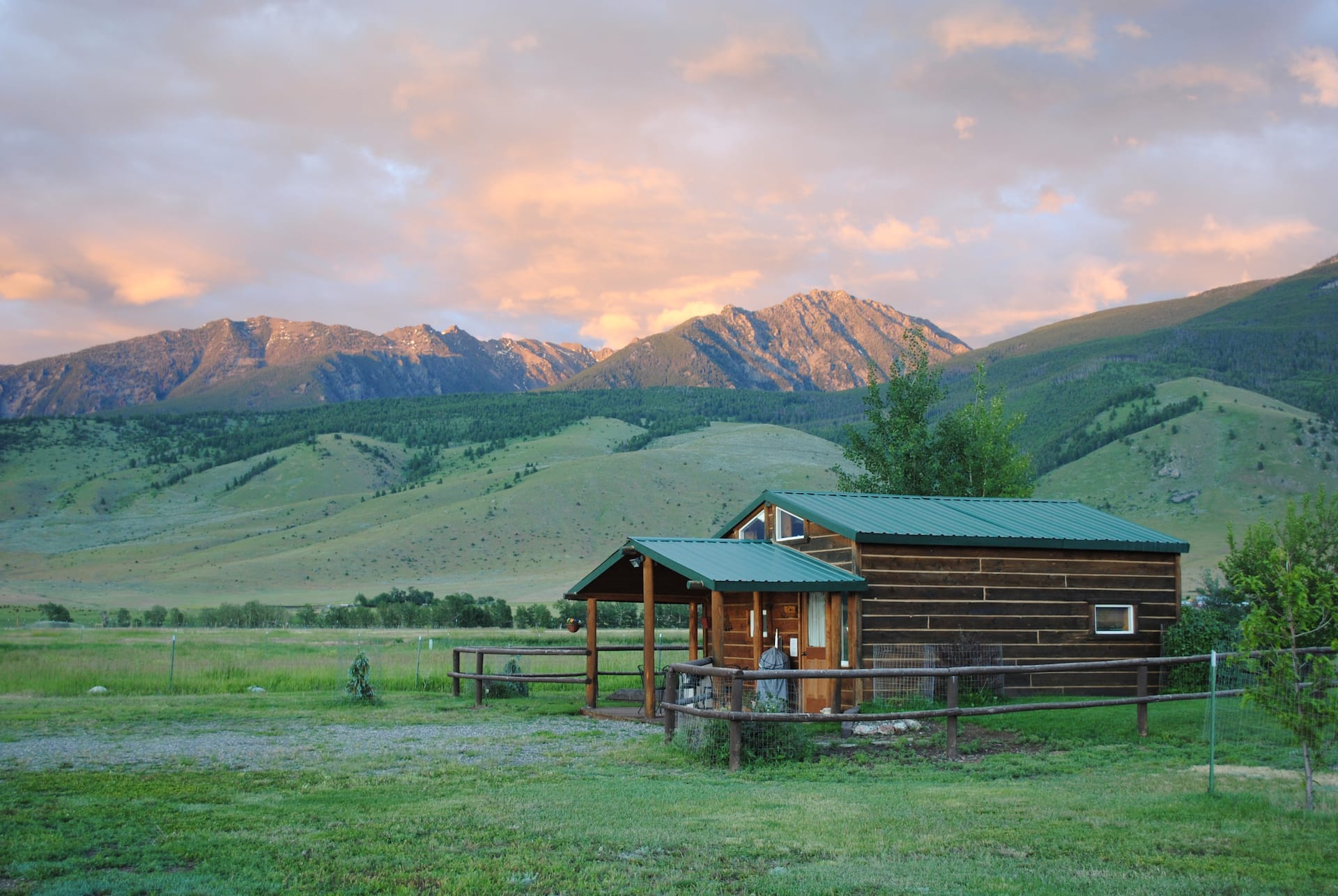 Dexter Peak Cabin au pied des montagnes Beartooth, à quelques minutes de Yellowstone
