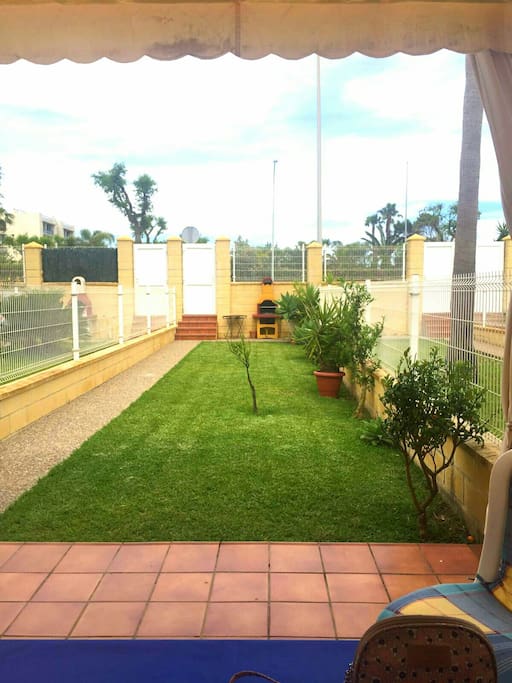 Jardín con barbacoa