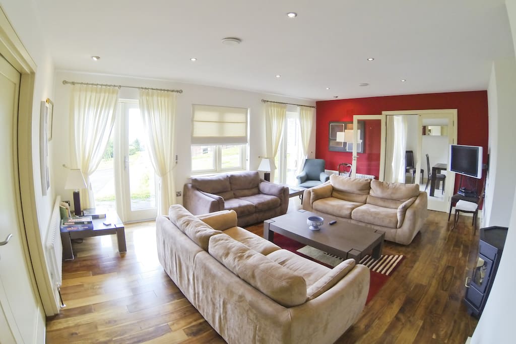 Spacious living room with surround sound / tv - views of the mountains and bay