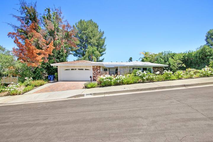 Open & airy, mid-century ranch home with views! gallery image 2