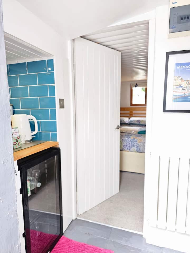 Ava Burrow: Cosy Coastal Hideaway + Garden - St Austell