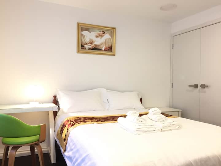 غرفة نوم بسرير بحجم كبير