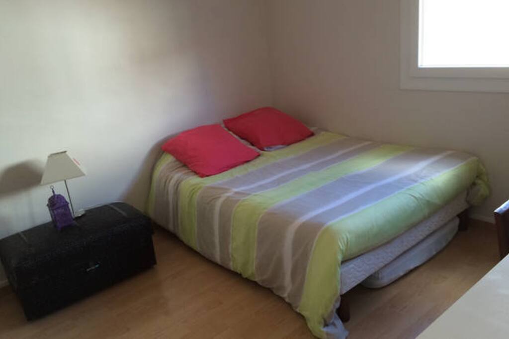 Possibilité d'installer un lit une place en plus dans cette chambre.