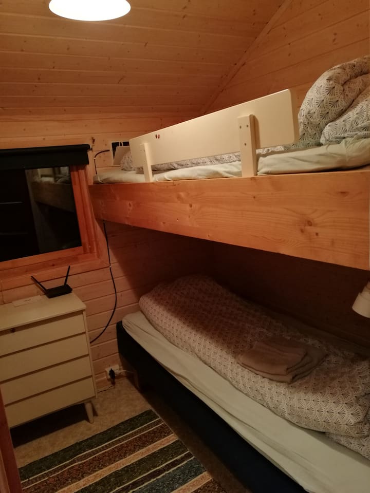 غرفة نوم 2 بسرير بطابقين.