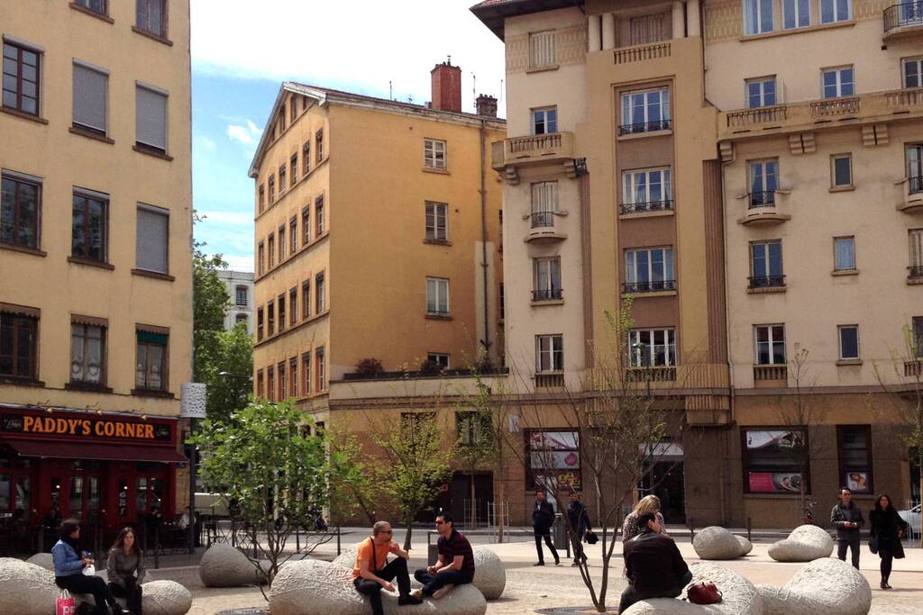 La place des Tapis est à deux pas de l'appartement.