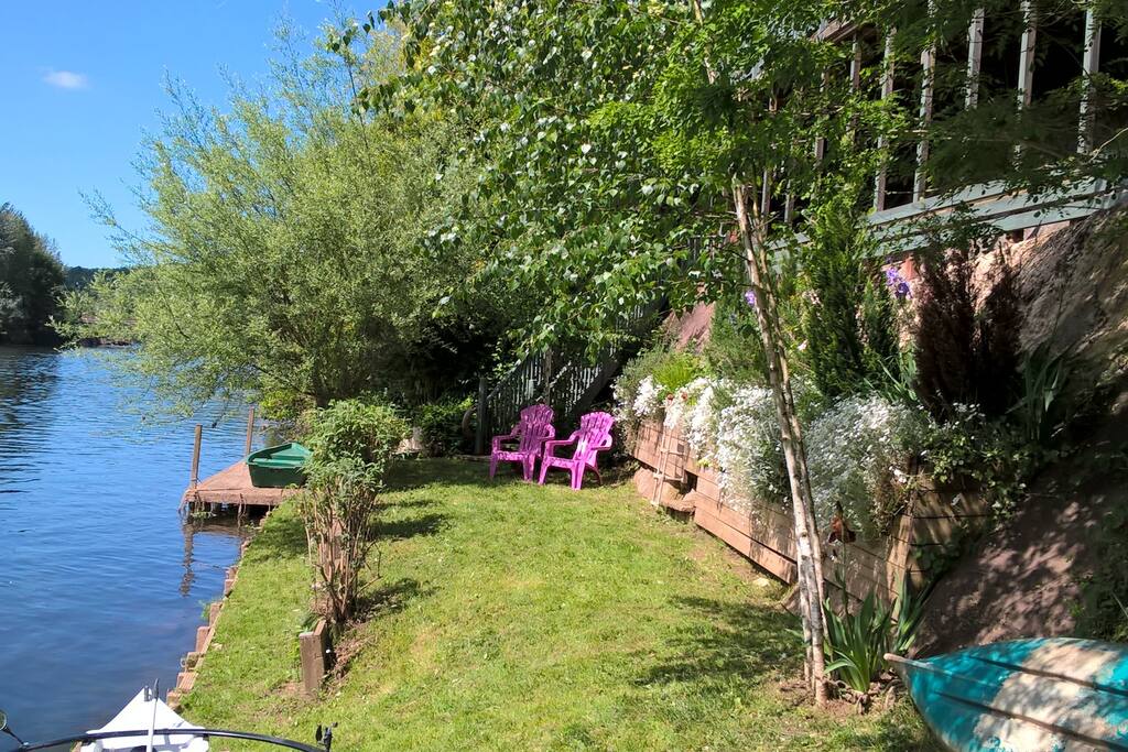Lower garden easy access by stairs , use of private pontoon, canoes, European safe swimming certificate, steps into water..Fishing is possible enquire