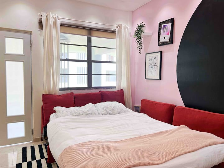 أريكة مريحة بحجم كوين.