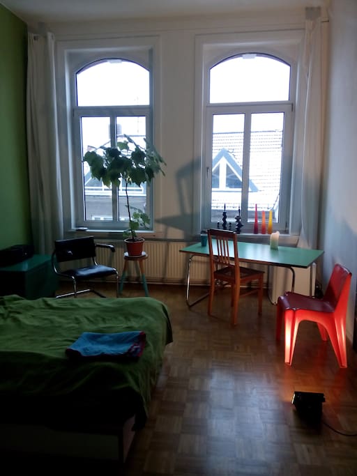 Am Schreibtisch träumend - Ausblick über die Dächer
