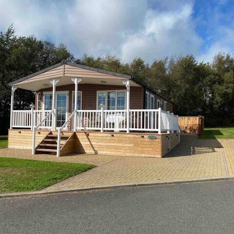 Calming Lodge & Hot Tub Near Northumberland Zoo
