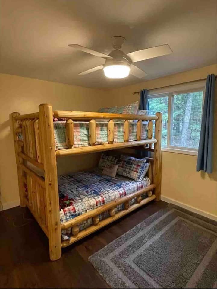 带2张双层床的双层床房间 