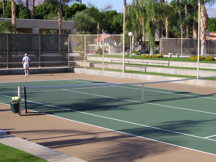 Free access to five tennis courts.