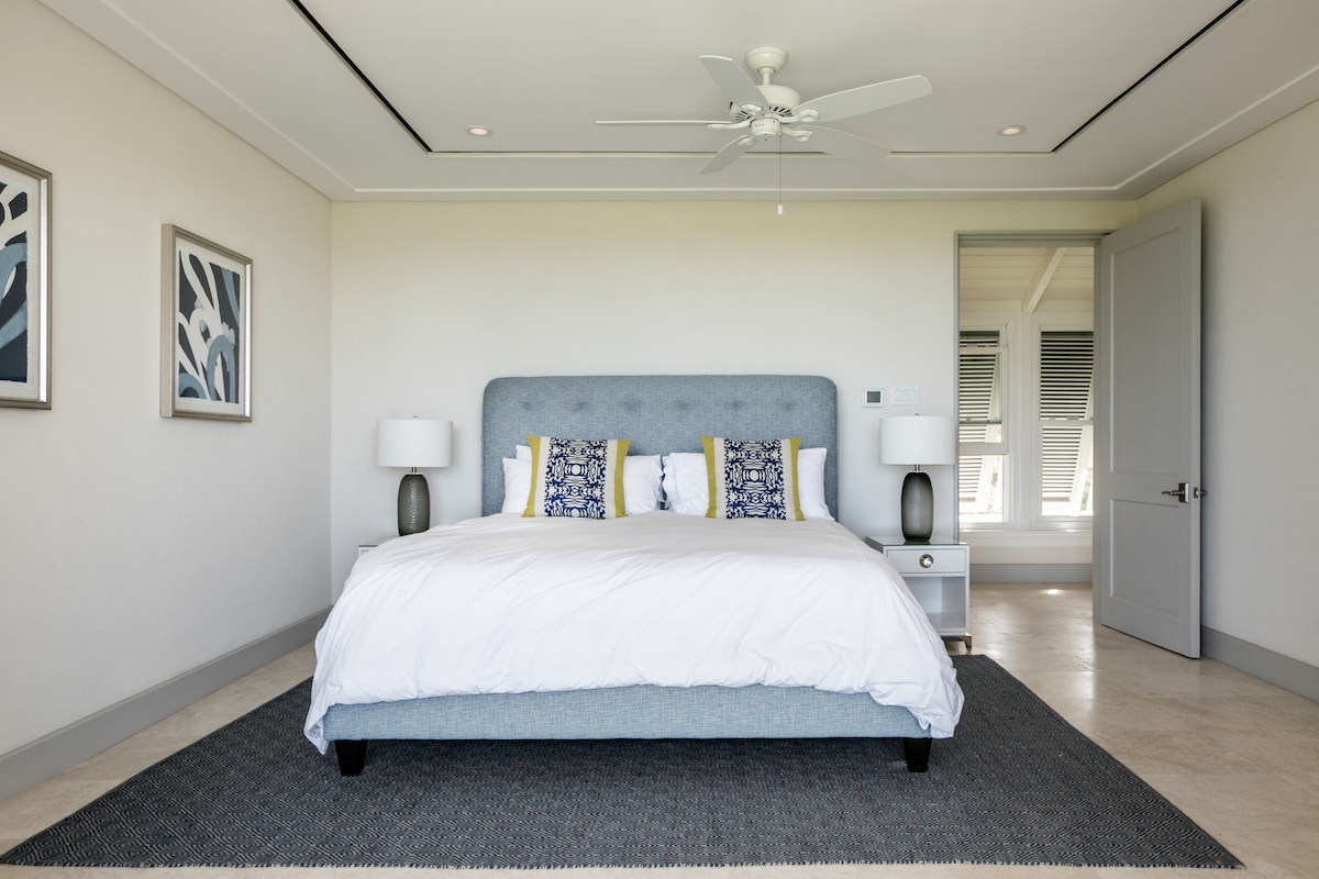 Belle chambre 2 avec vue sur la piscine et le parcours de golf, balcon privé, lit king size britannique, climatisation, ventilateur de plafond et salle de bain attenante.