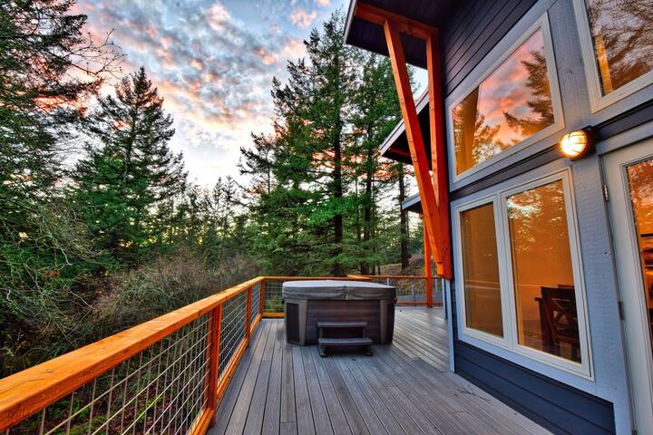 NW Modern w/ Hot Tub and Billiards Table | Rosario
