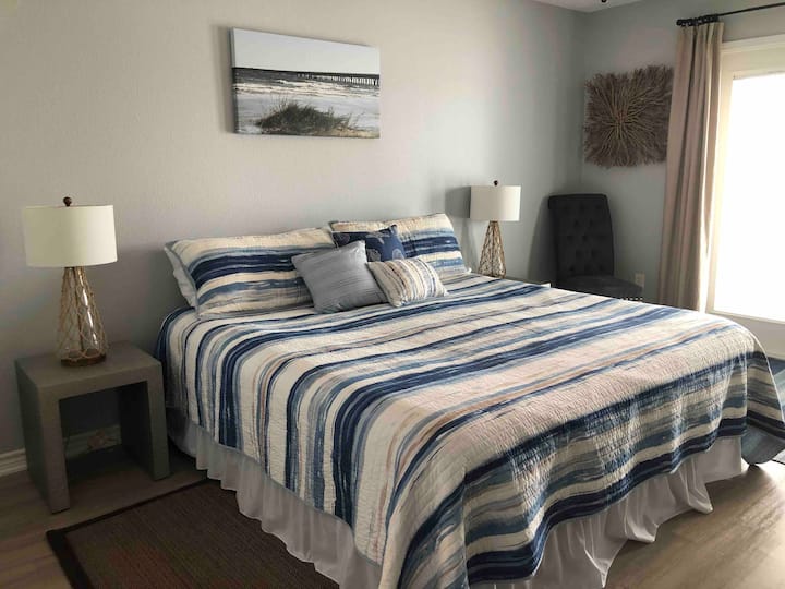 Manželská posteľ a vlastná kúpeľňa, súkromný balkón. 