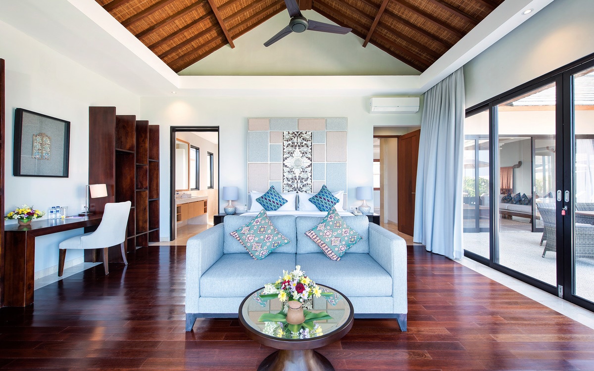 床1 -宽敞的主卧，配备加大双人床、43英寸电视和工作站区域。